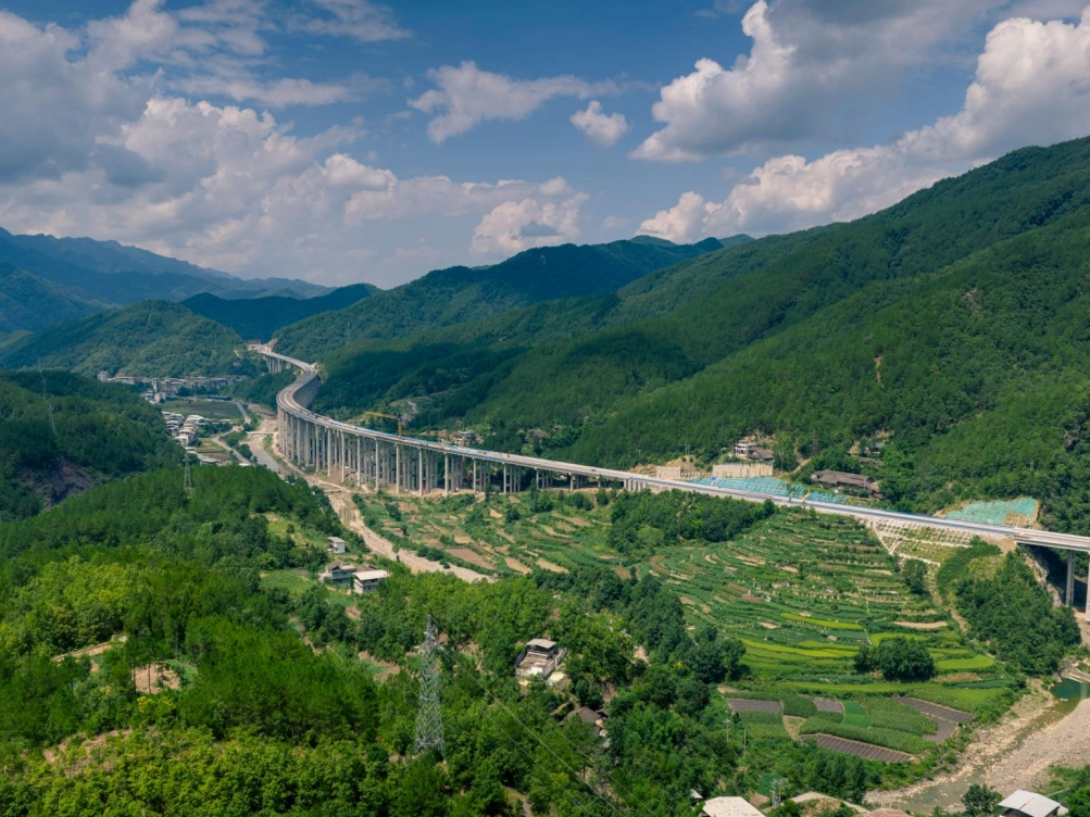 Sichuan's Micang Avenue Cuts Travel Time to 1 Hour