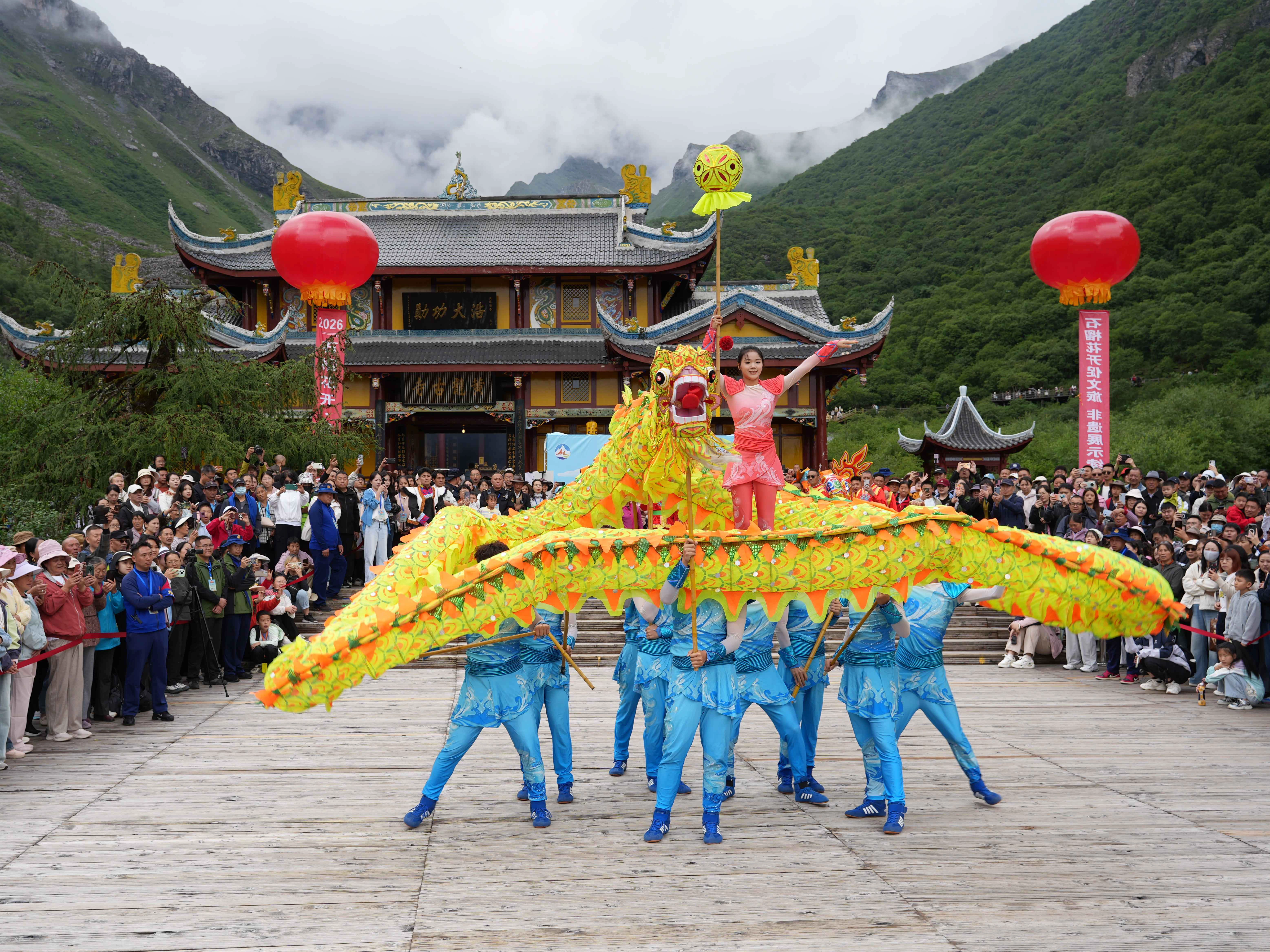 Sichuan: Intangible Heritage Fuels Summer Tourism at Huanglong Temple Fair