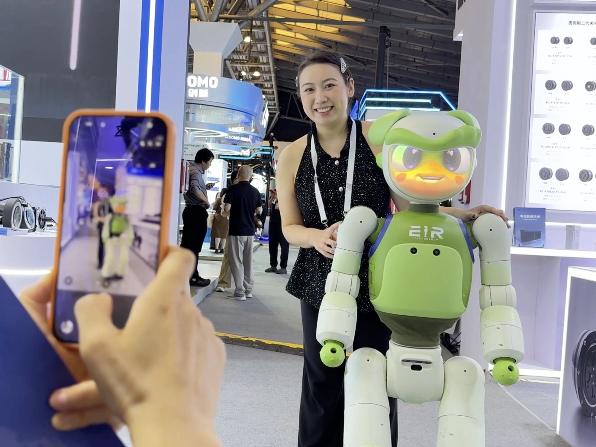 Sichuan AI Firms Showcase Robots and Specialized Agents at WAIC 2026